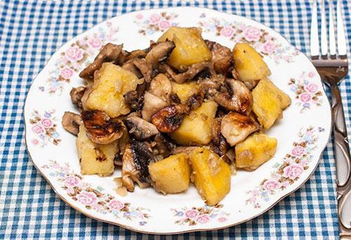 gebakken aardappelen met champignons in een slowcooker