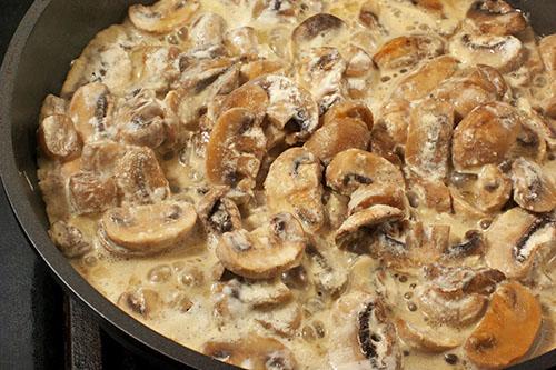 gebakken aardappelen met champignons en zure room