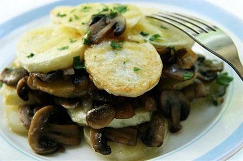 gebakken aardappelen met verse champignons