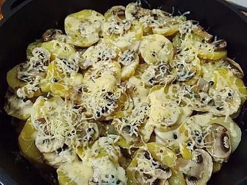 gebakken aardappelen met champignons en kaas