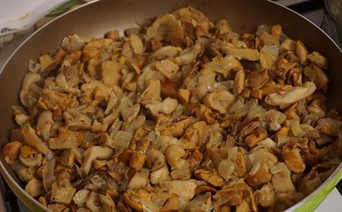 champignons bakken en aardappelen toevoegen