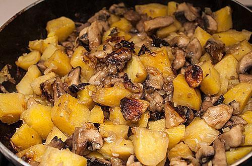 gebakken aardappelen met champignons