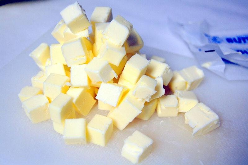 ohlađeni maslac narežite na kockice