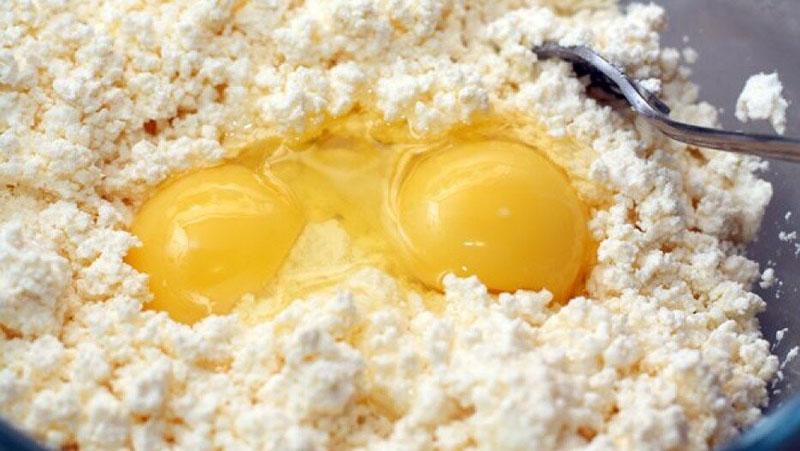 pomiješajte svježi sir s jajima