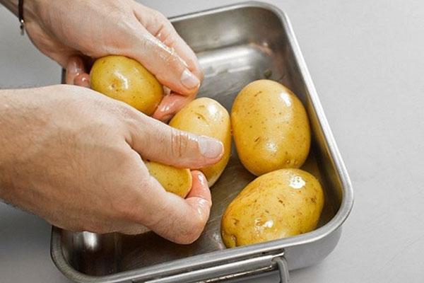 aardappelen wassen en bakken
