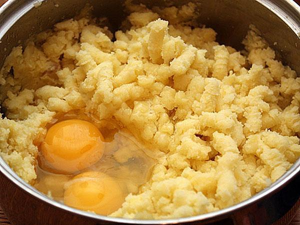 pomiješajte krumpir, jaje i brašno