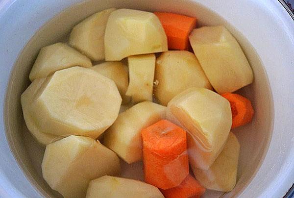 kook aardappelen en wortelen