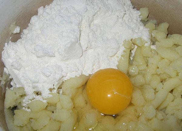 krumpiru dodati brašno i jaje
