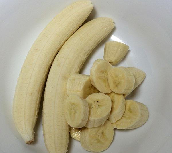 bananen schillen en hakken