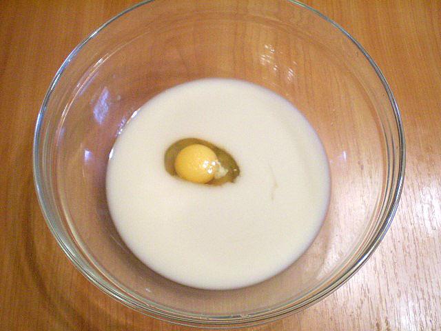 pomiješajte jaje, šećer i kefir