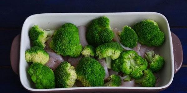 doe broccoli in een vorm