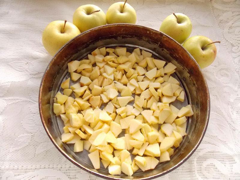 narezane jabuke staviti u kalup