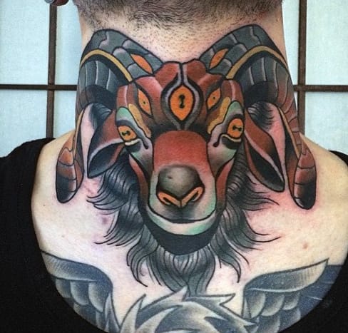 Mivel a tetoválás hagyományosan inkább mainstream jelenséggé vált