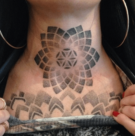 A tetoválóiparban a művészeknek joguk van megtagadni az ügyfeleket attól, hogy túl fiatalok vagy nem tetováltak bizonyos tetoválásokhoz. Ha egy művész úgy véli, hogy a tetoválás káros lehet valakinek a jövőjére, akkor általában elutasítja az ügyfelet, még akkor is, ha ez azt jelenti, hogy elhagyja a fizető ügyfelet.