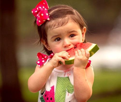 Kinderen mogen alleen verse watermeloen krijgen tijdens hun rijpingsseizoen.