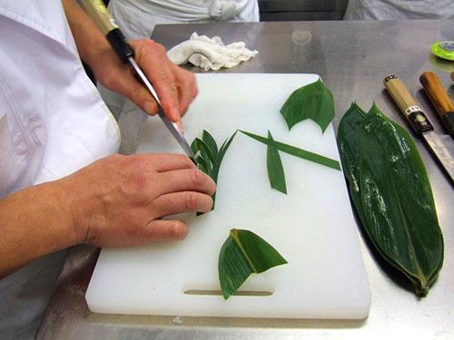 In Japan worden aspidistrabladeren gebruikt om gerechten op een dienblad te scheiden.