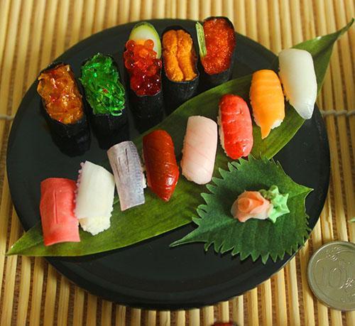Een gerecht versieren in een Japans restaurant