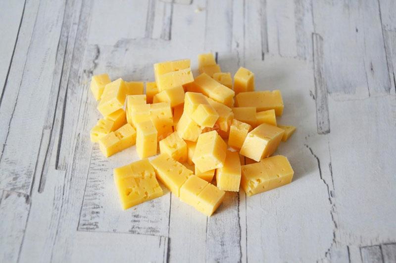 izrezati tvrdi sir na komade