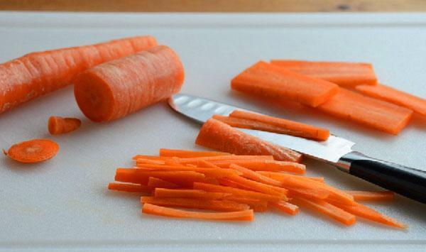 snijd de wortel in reepjes