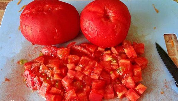snij de gepelde tomaten in blokjes