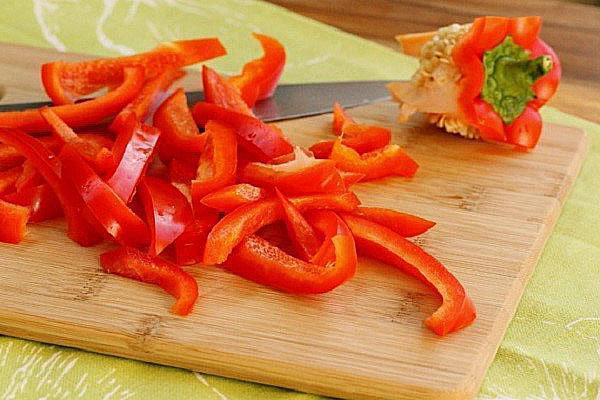 snijd de paprika in dunne reepjes