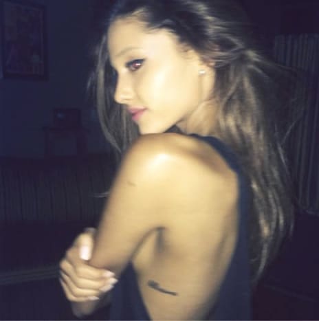 Ariana Grande úgy tűnik számunkra, mint egy mini Selena Gomez, annak ellenére, hogy a kettő között csak egy év a különbség, és ha Ariana ihletet merít Selena zenéjéhez, akkor ő is a nyomdokaiba léphet, amikor a tetoválásról van szó . 22 éves korában Ariana Grande már hat tetoválással rendelkezik, köztük egy apró szívvel a lábujján, egy tetoválással a tarkóján, amely „ezer gyengédséget” jelent, „Bellissima” oldaltetoválást a nagyapjának. , félhold hold tintával a nyakán, és két tetoválás az ujjain.