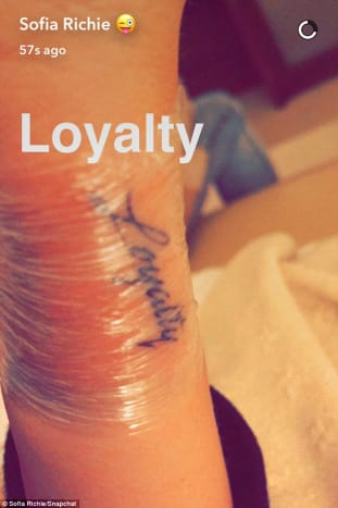 (Foto: Sofia Richie/Snapchat) For de fleste av sine tatoveringer har Richie hentet inspirasjon fra familien og troen, og denne nye håndleddetatoveringen er intet unntak. Hennes nærmeste betyr alt for henne, og 18-åringen føler åpenbart en enorm lojalitet overfor dem. Selv om denne 