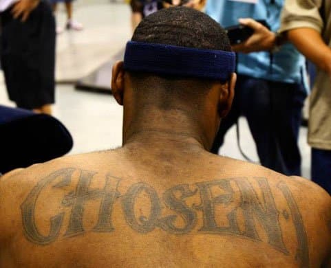 Matt Siegler har en eksklusiv lisens til å bruke Chosen 1 -kunstverket som er avbildet på LeBron James & apos; øvre rygg. Fotokreditt: REUTERS/Lucy Nicholson.