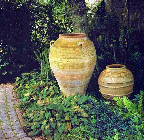 versier de tuin met potten en vazen