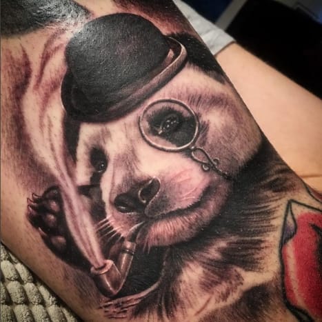 A kifinomult panda Alberto Morenóra tetovált. Fotó: Alberto Moreno/Instagram. Morno a tetoválások nagy rajongója, és tucatnyi darabja van a nevéhez, köztük a majomtetoválása, amelyet most három új, állat témájú darab kísér: egy bandát viselő tigris, egy pandamedve monoklival, tálkalapkal és pipával, valamint bullterrierjének, Ali -nak a portréjával, bokszkesztyűvel az elülső mancsán. Az összes új cicát is a La Rosa Negra tetoválóüzlet Franco -jában készítették, ugyanabban a fekete -szürke kivitelben, mint Moreno régebbi csimpánztetoválása.