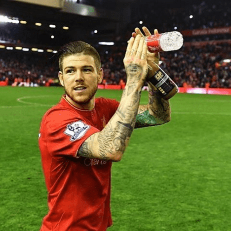 Alberto Moreno bemutatja a karján lévő tetoválásokat a Liverpool tavalyi utolsó hazai mérkőzése során. Fotó: Alberto Moreno/Instagram. A Liverpool hátvédje nyilvánvalóan az egyedi tetoválások rajongója, és bár a tintája által választott témák páratlanok, a „zavarba ejtéstől” egészen a kifejezetten 
