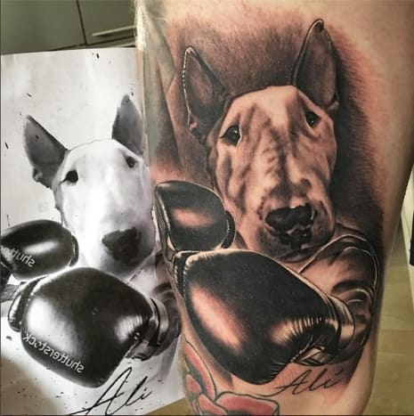 Alberto Moreno kutyájának Ali tetoválása. Fotó: Alberto Moreno/Instagram.