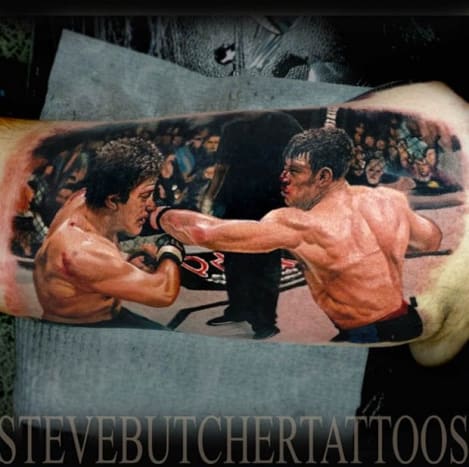 Ez könnyen a legmenőbb UFC tetoválás, amit láttunk. Forrest Griffin vs Stephan Bonnar harc volt a korokig.