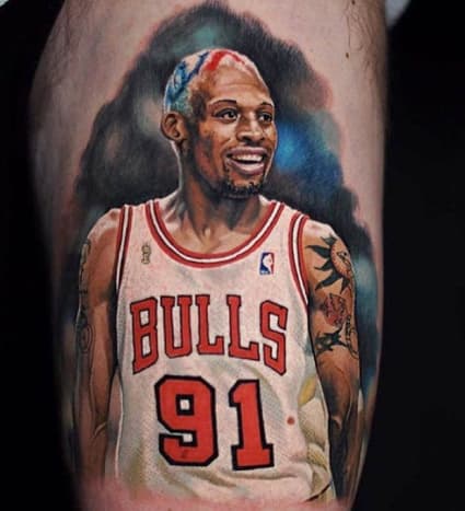 Tatoveringer på tatoveringer! Dennis Rodman var en av de første NBA -stjernene som rocket masse blekk, det er bare passende å se ham i tatoveringsform.