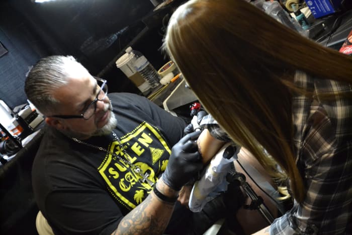 (Fotó: Star City Tattoo and Arts Expo) Az idei összejövetelen a Star City Tattoo and Arts Expo több mint 130 művészt mutat be a világ minden tájáról egy fedél alatt - olyan nagy nevekkel, mint Carl Grace, Pete Terranova, Placaso, Jade Baxter és Joey A tetováláson részt kell venni, sok más tehetséges tintafűző között.