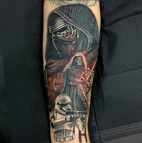 Amikor a Star Wars tetoválásokról van szó, Chris Jones az ön embere. Kiderült, hogy a legcsodálatosabb popkultúrával kapcsolatos tinta az Endor ezen oldalán. Kylo Ren elég félelmetesnek tűnik itt.