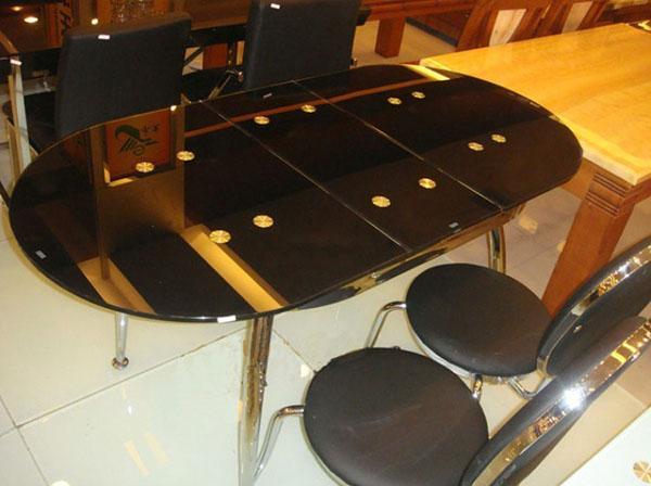 ovalni stakleni stol