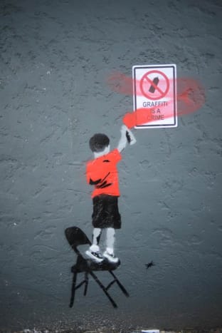 גרפיטי הוא פשע. אמנות רחוב בלוס אנג'לס, מאת פלסטיק ישו