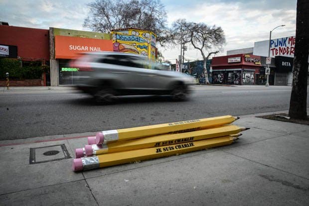 Je Suis Charlie - מחווה לאלה שמתו בפיגועי הטרור בפריז הופיעה ברחובות לוס אנג'לס. על ערימת העפרונות הארוכים (1.8 מטר) רשום הכיתוב המפורסם כיום 