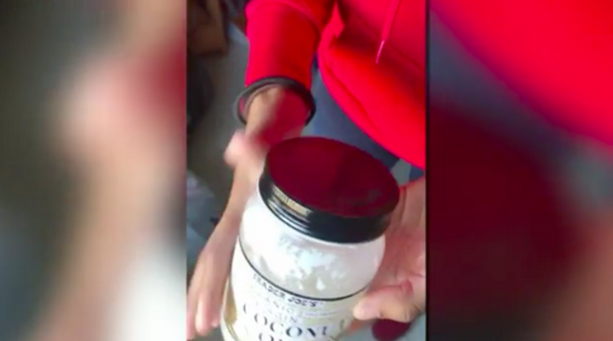 A helyi Fox News csatornán sugárzott Snapchat videó azt mutatta, hogy Brochu kinyitotta Rowe kókuszolajos üvegét azzal a szándékkal, hogy beleköp.