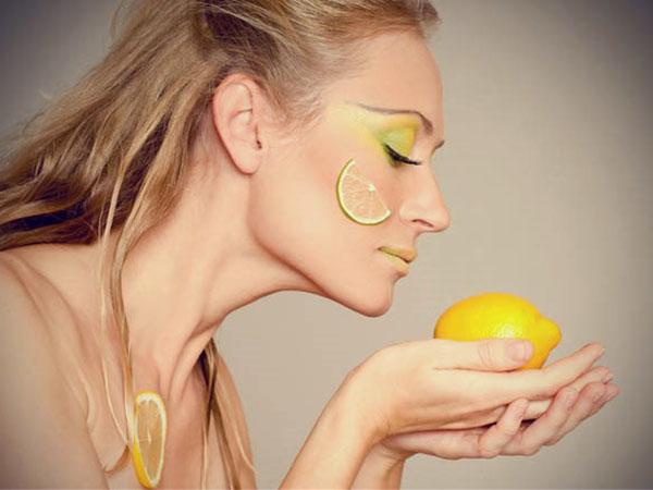 Citroenolie wordt niet alleen voor het gezicht gebruikt, maar ook voor het haar.