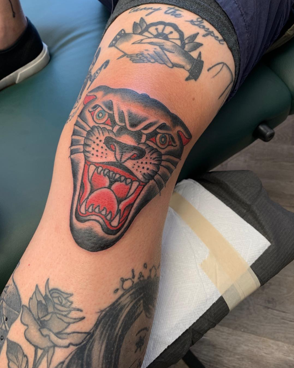 Arons tatovering av kneskålen av Rich Lajoie.