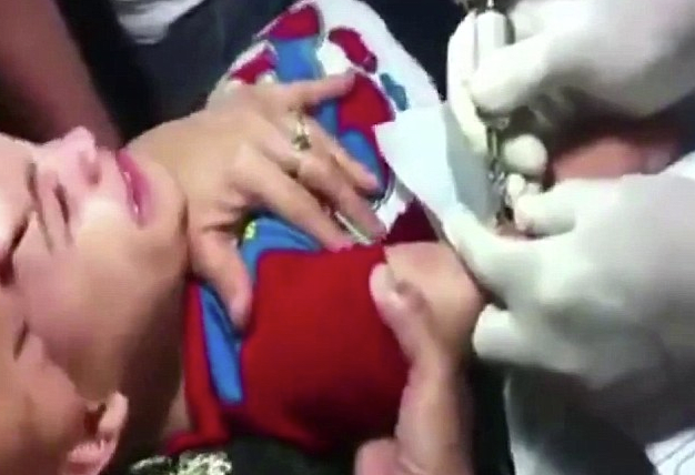 2013-ban aztán egy anyát videón rögzítettek, amely megfékezi 3 éves fiát, miközben tetoválást végeznek rajta. Néhány ember annyira beteg.