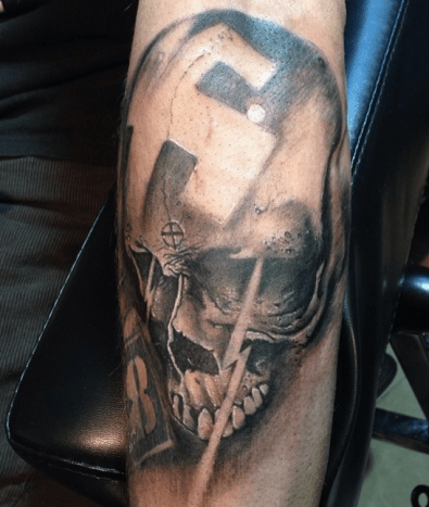 náci horogkereszt tetoválás