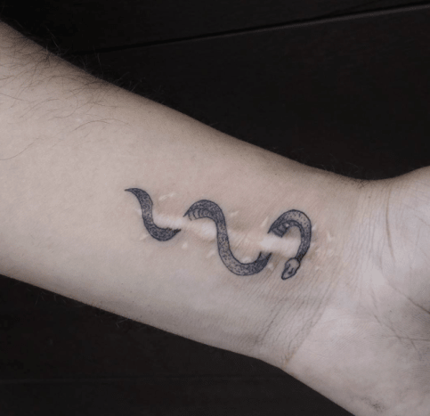 kígyó körül heg tetoválás