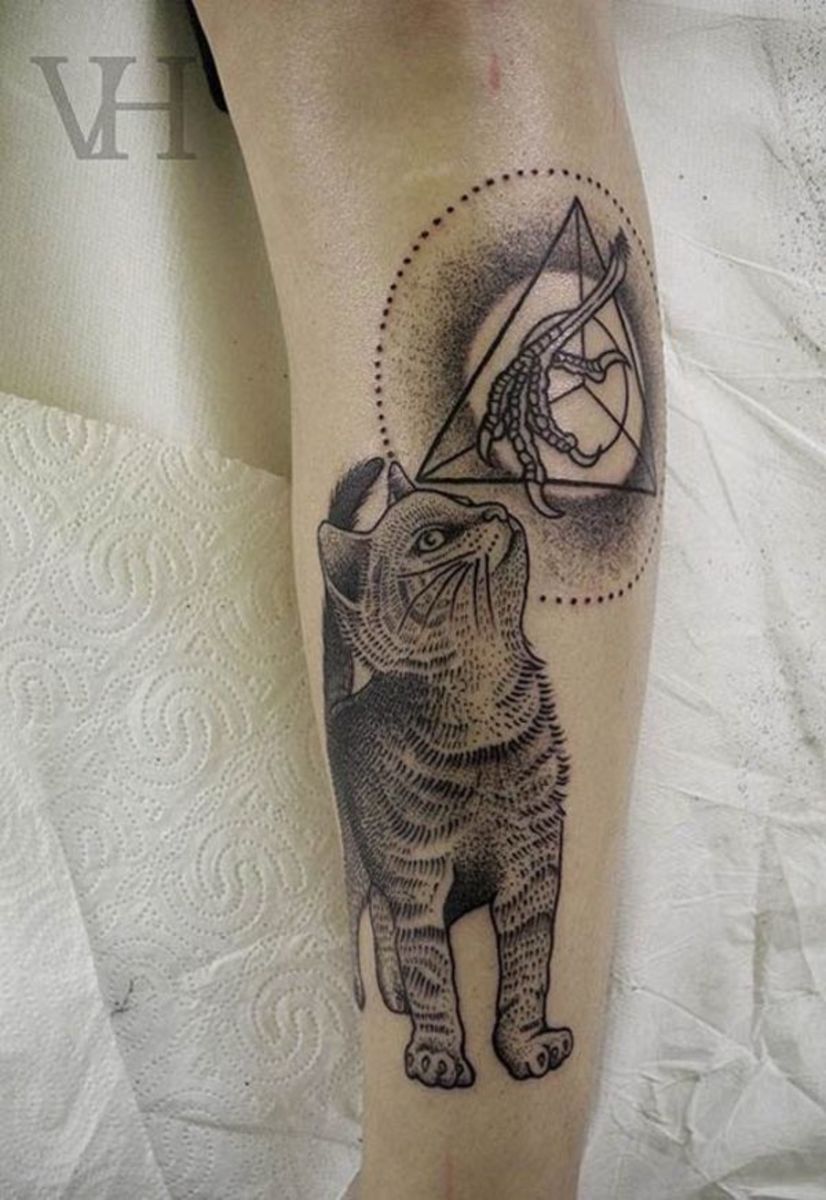 Macska tetoválás Sok nő nagyon -nagyon szereti a macskákat. Tehát teljesen meglepőnek kell lennie, hogy amikor meglátnak egy macska tetoválással rendelkező férfit, gyakran meglehetősen megütköznek. Megmutatja a gyengéd oldalt, amely egyébként rejtve maradhat.