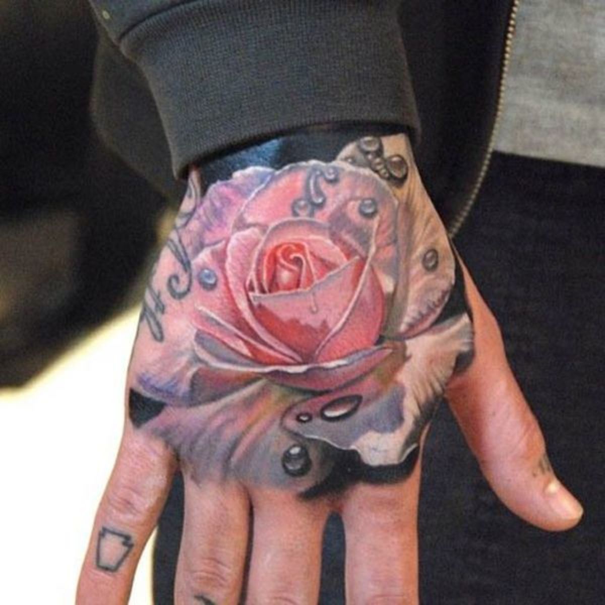 Virágos tetoválások Azok a férfiak, akik elég kényelmesek ahhoz, hogy állandóan virágot festhessenek magukra, a szexi megtestesítői.