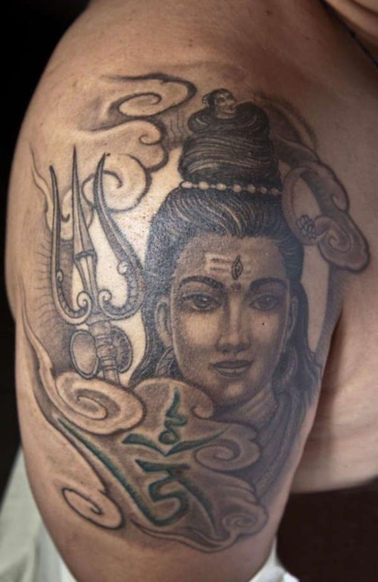 Shiva: Hinduismens øverste gud som etterfølges av et gruppekall Saivites. Han er det tredje medlemmet i treenigheten som har makt til å ødelegge universet. Hans attributter inkluderer et tredje øye, halvmåne, aske, matt hår, blå hals, hellig Ganges, tigerhud, slanger, hjort, en trekant, en liten tromme og en liten okse.