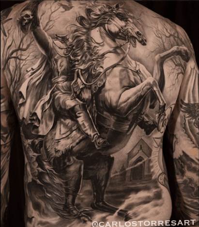 Carlos Torres svart og grå tatovering på ryggen