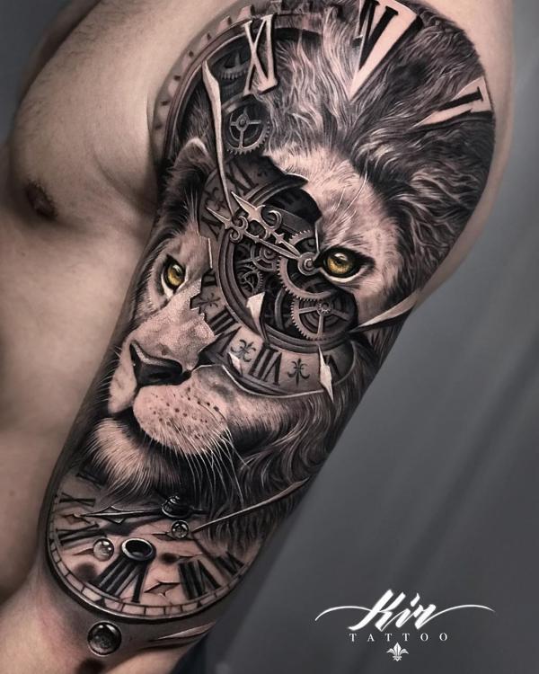 Reális oroszlán arc és óra tetoválás steampunk stílusban